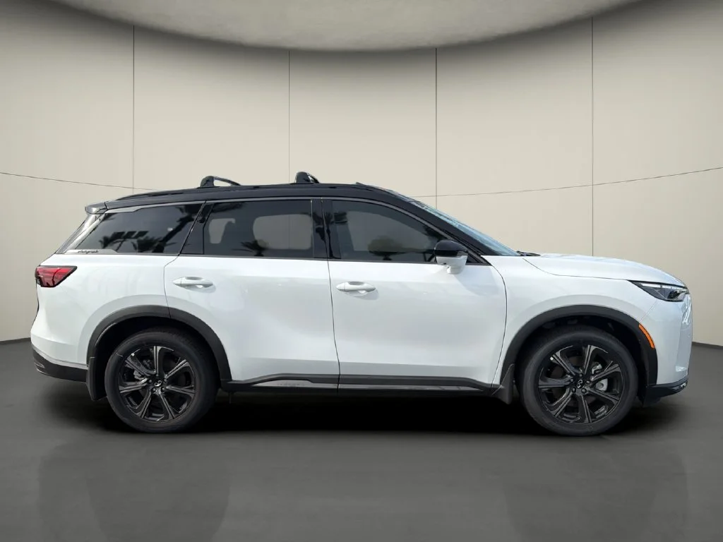 New 2027 2T RAD WHT INFINITI Autograph AWD image 8