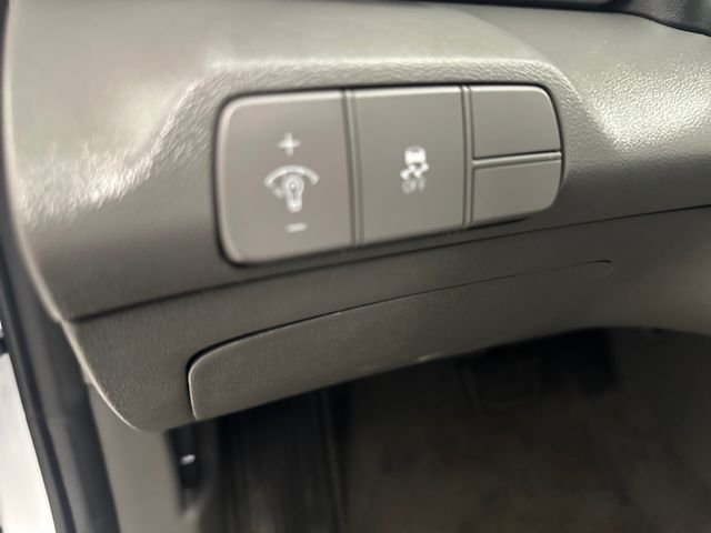 Used 2025 White Hyundai SEL Convenience image 22
