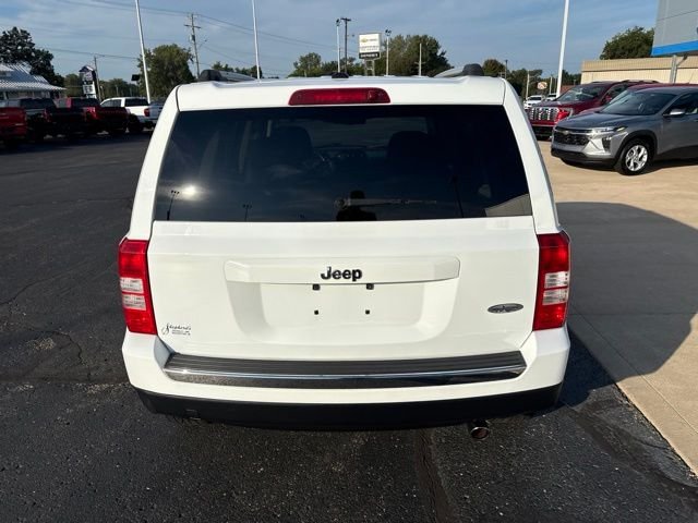 Used 2016 White Jeep Latitude image 6
