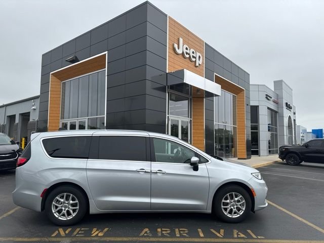 2023 Chrysler Pacifica Minivan Touring L FWD photo