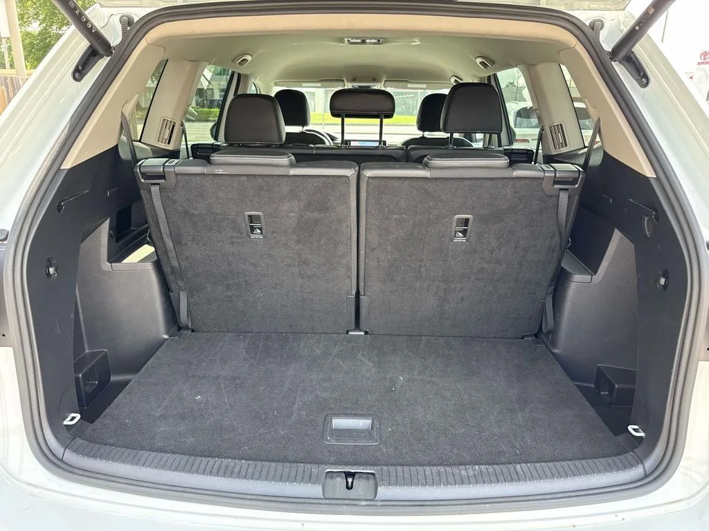 Used 2025  Volkswagen 2.0T SE w/Technology image 8