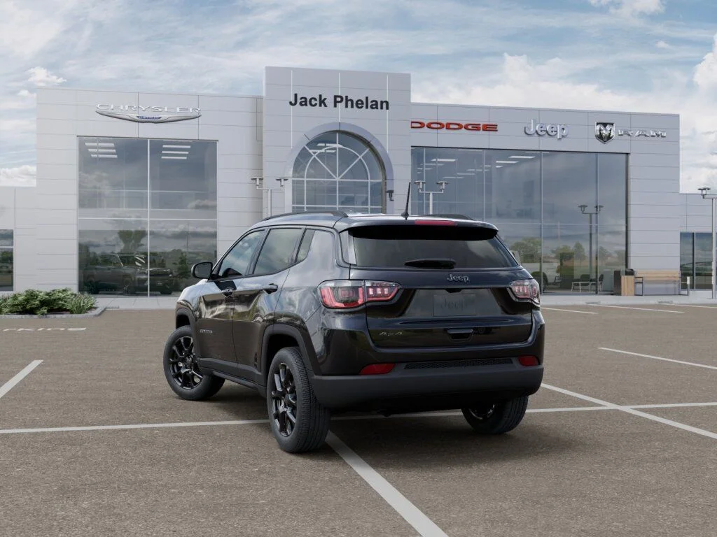 New 2026 Diamond Black Crystal Pearl-Coat Exterior Paint Jeep Latitude image 3