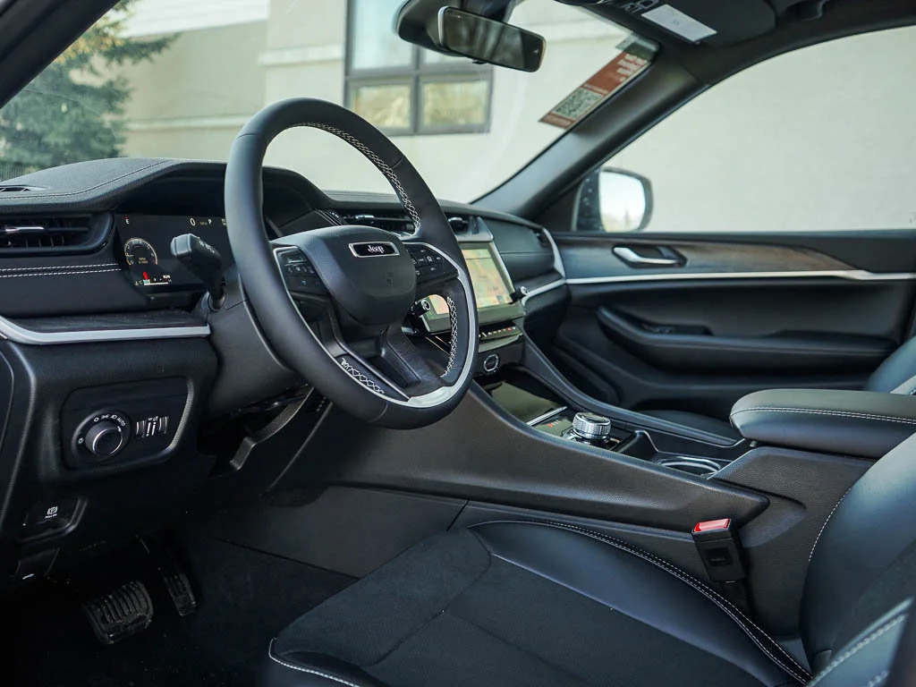 New 2026 Diamond Black Crystal Pearlcoat Jeep Altitude image 17