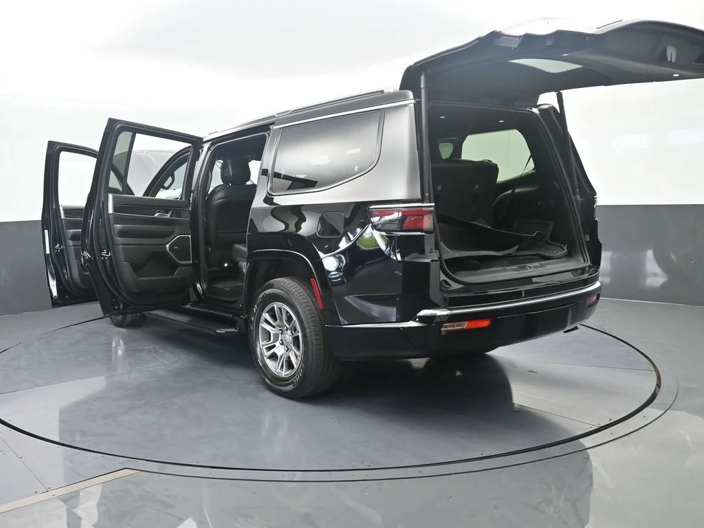 Used 2023 Diamond Black Crystal Pearlcoat Jeep Base image 82