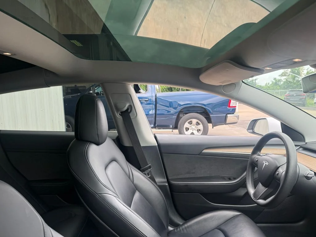 Used 2022 White Tesla Base image 19