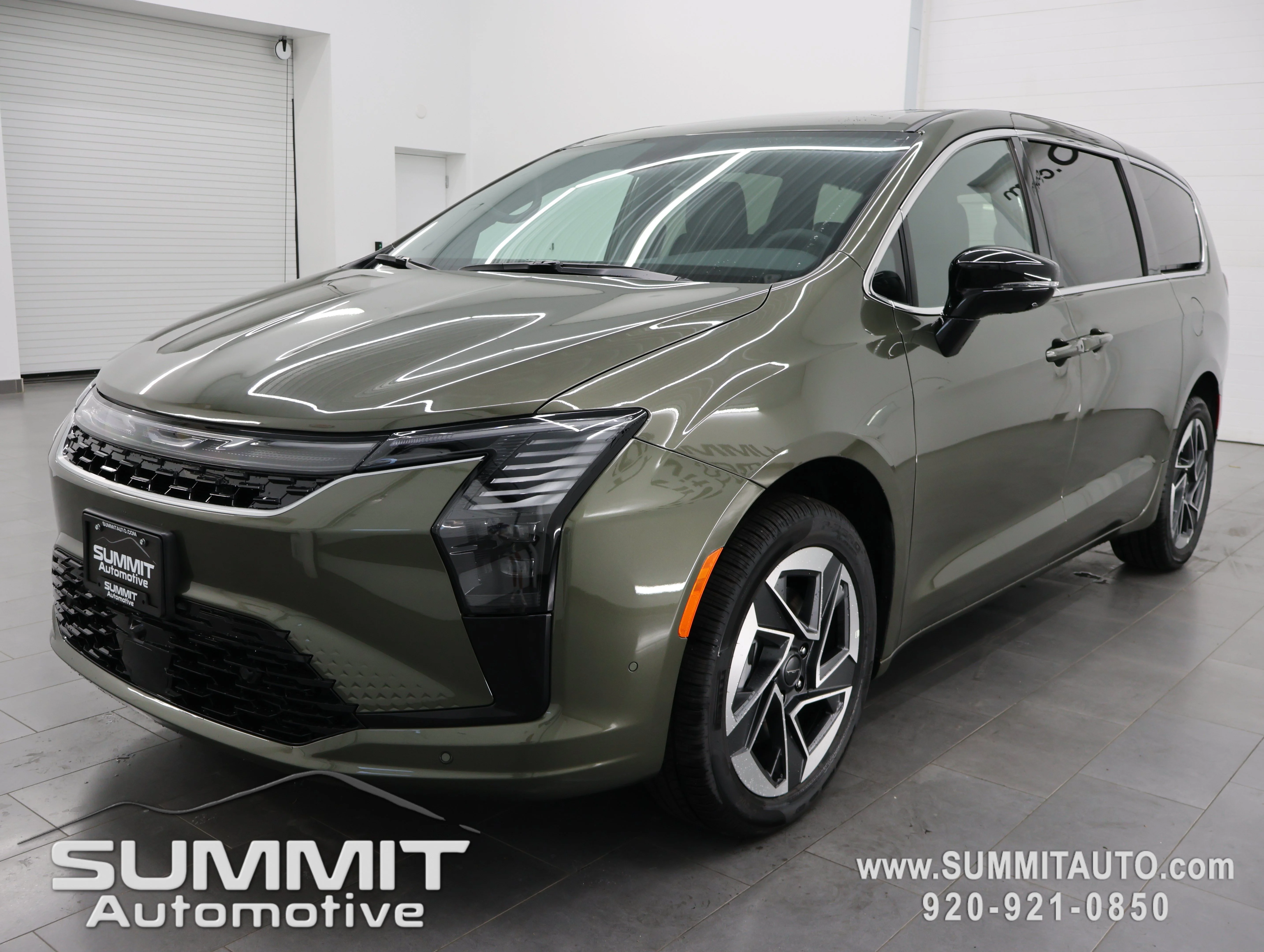 New 2027 Olive Green Pearl-Coat Exterior Paint Chrysler Limited image 7