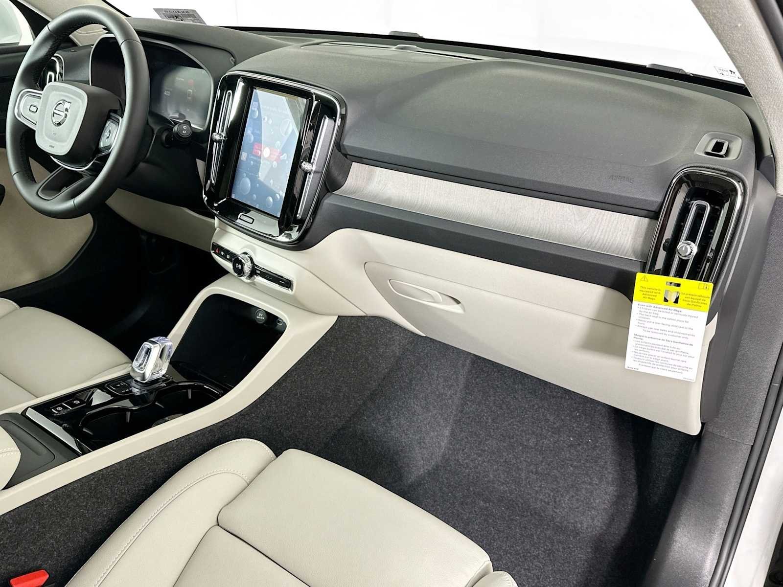 2025 Volvo XC40 Plus - Photo 25