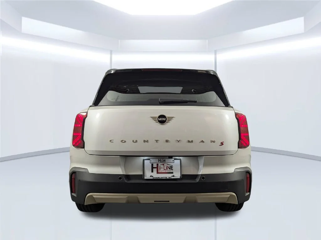 Used 2025 White MINI Signature Plus image 56