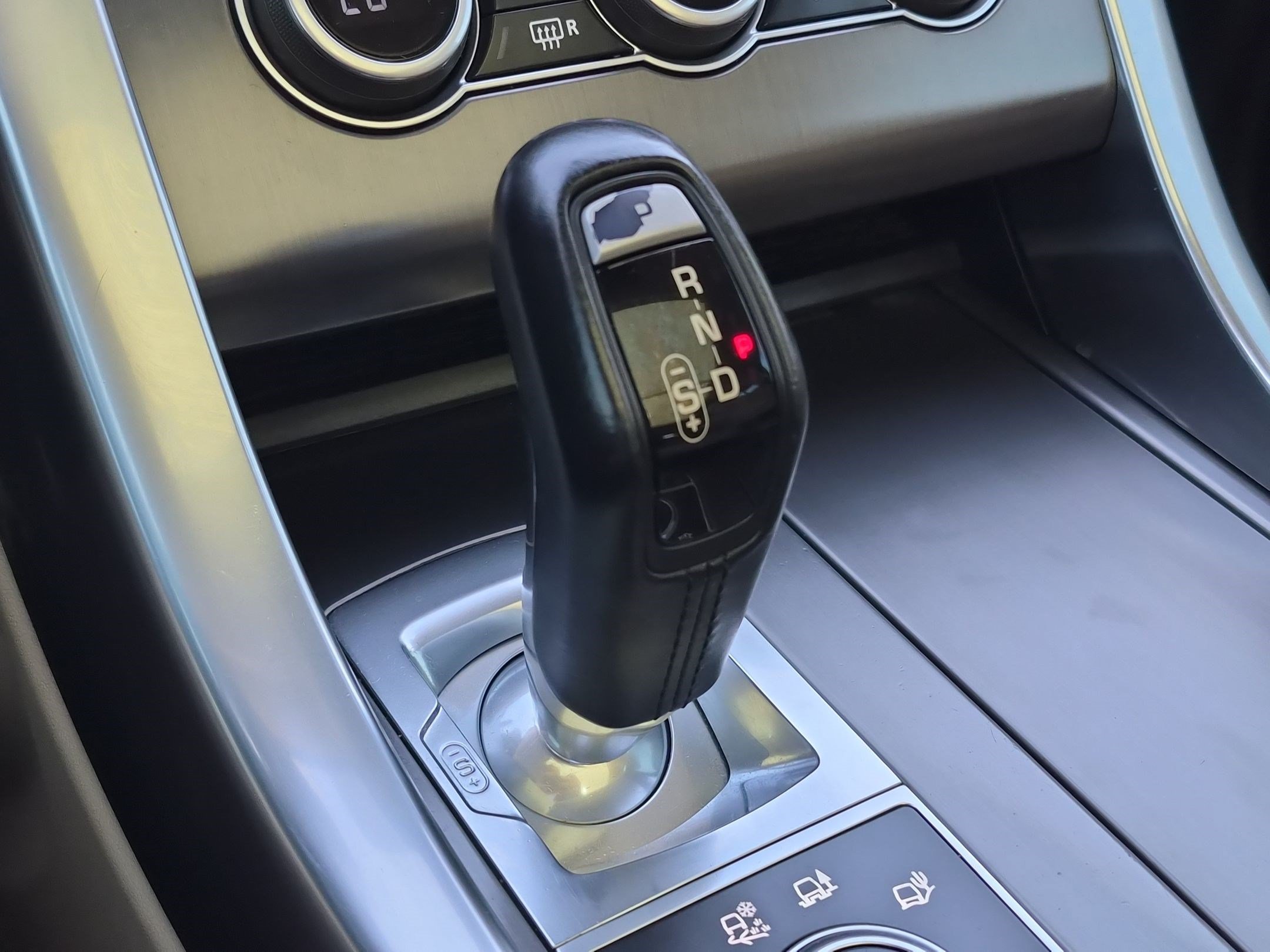 Used 2017  Land Rover SE image 23