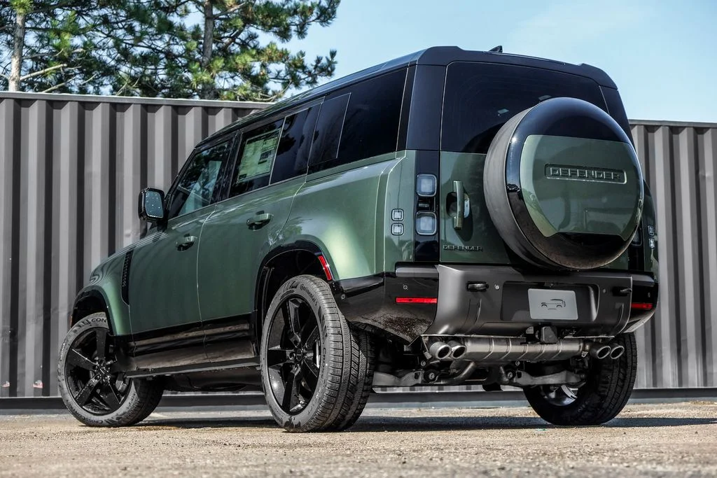 New 2026 Woolstone Green Land Rover X-Dynamic SE image 2
