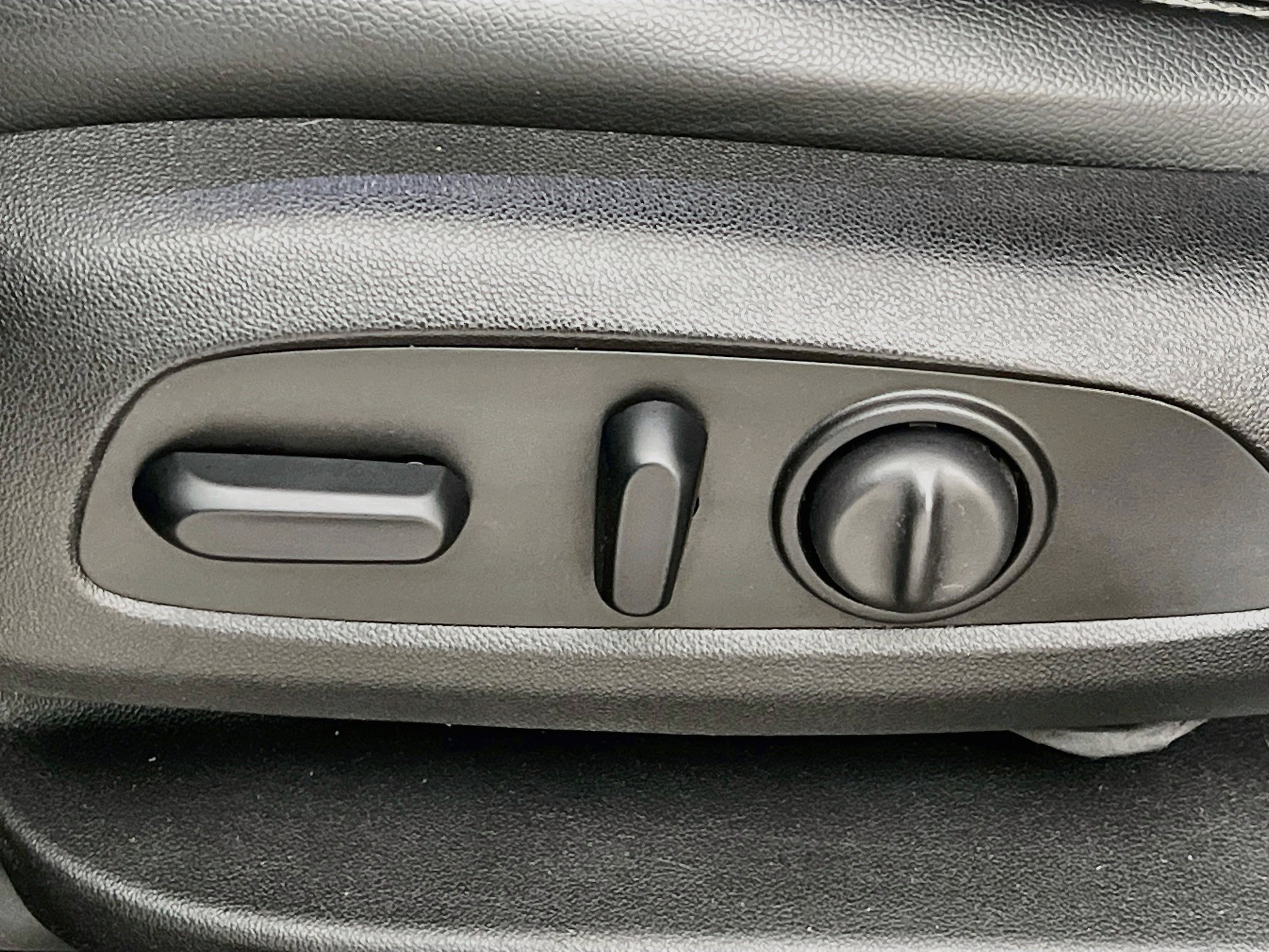 Used 2019 Ebony Twilight Metallic GMC SLT image 11