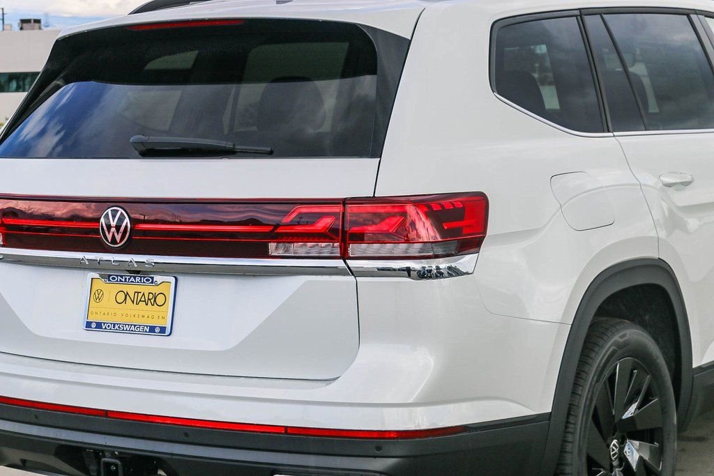 New 2026 White Volkswagen 2.0T SE w/Technology image 9
