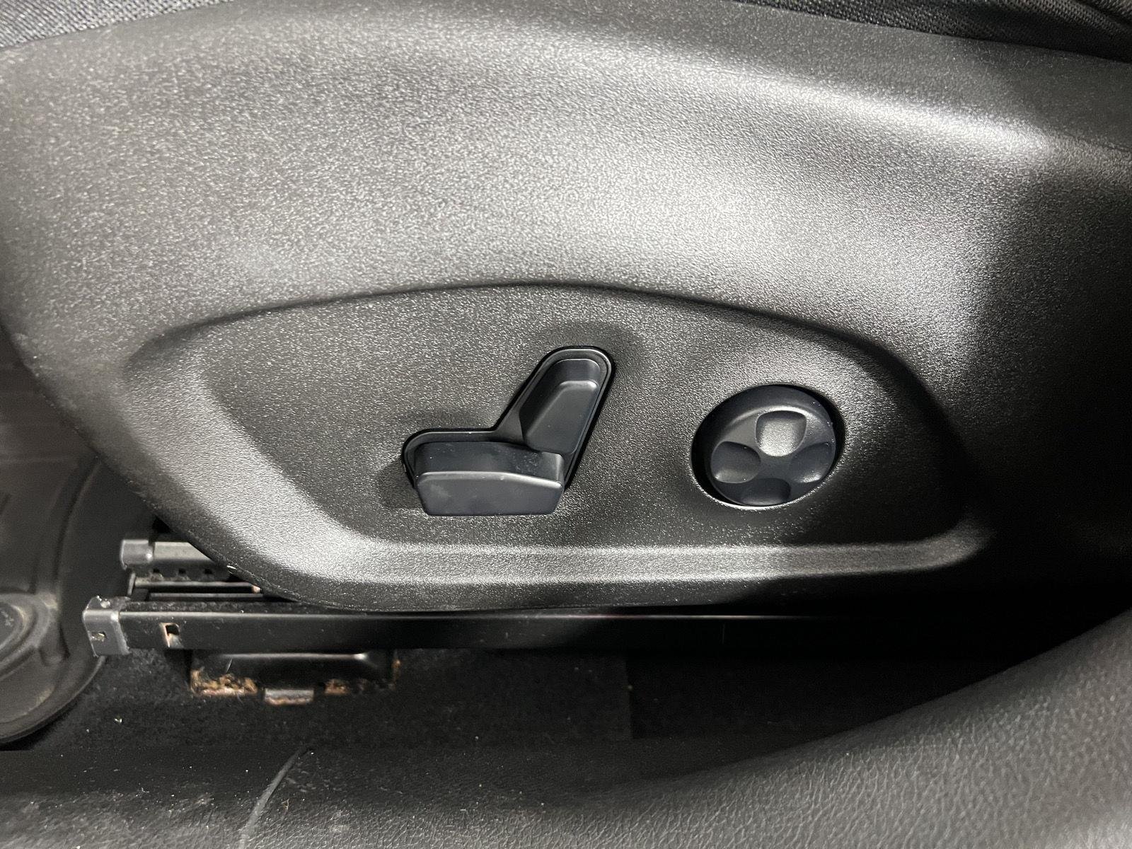 Used 2021  Jeep Latitude image 13