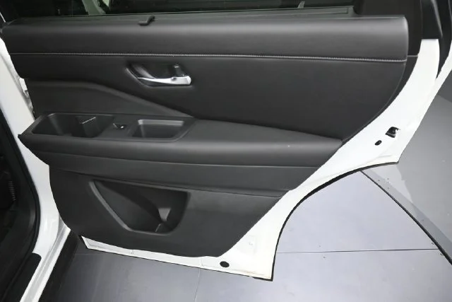 Used 2022 White Nissan SL image 12