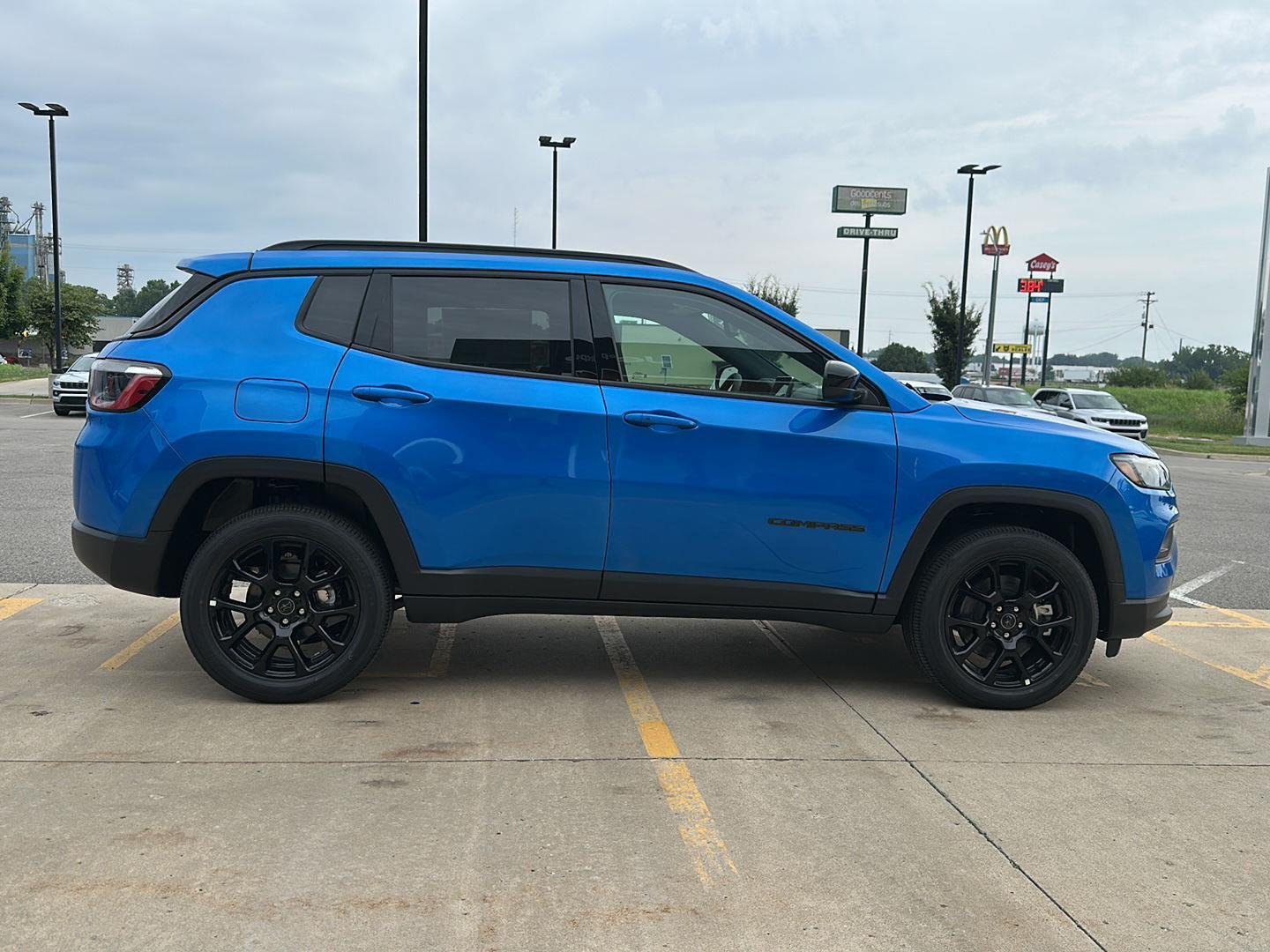 New 2026 Hydro Blue Pearl-Coat Exterior Paint Jeep Latitude Altitude image 4