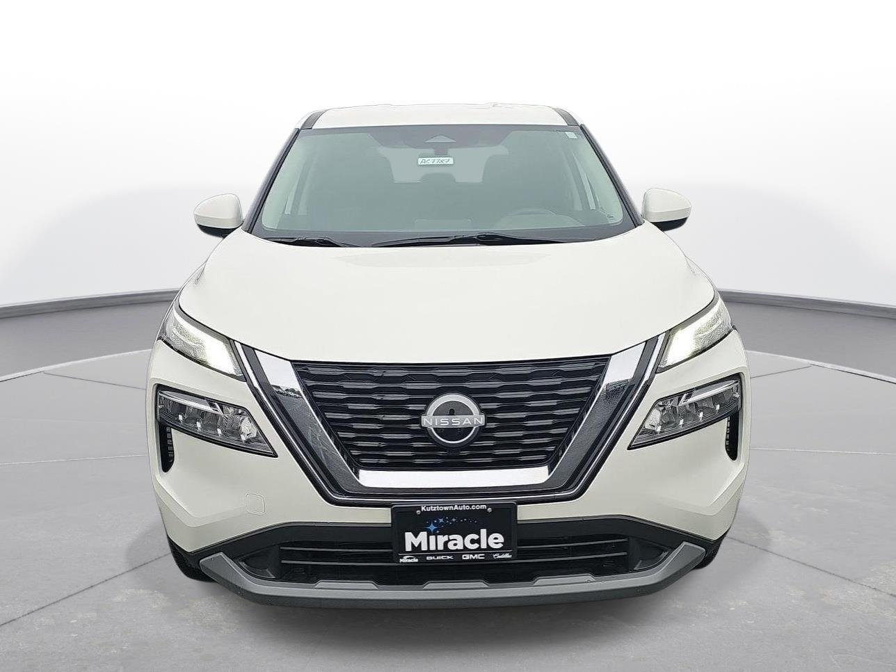 Used 2023 Pearl White Tri Nissan SV image 3