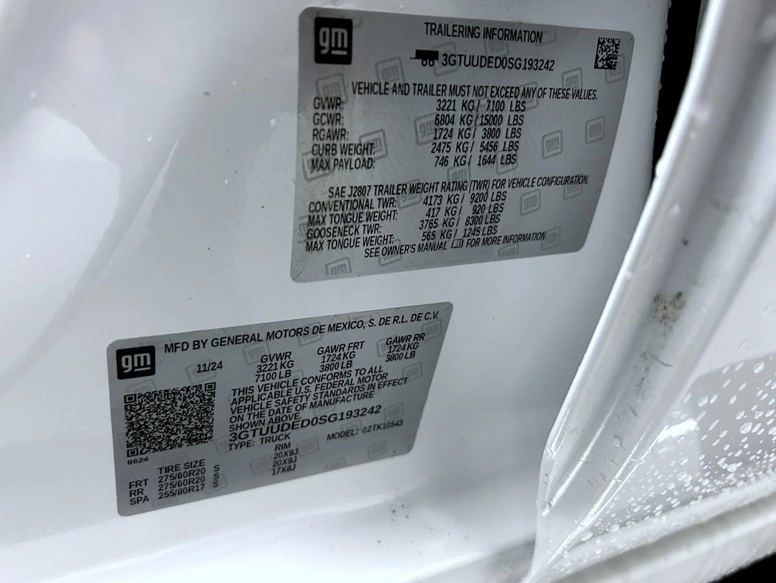 Used 2025 White GMC SLT image 25