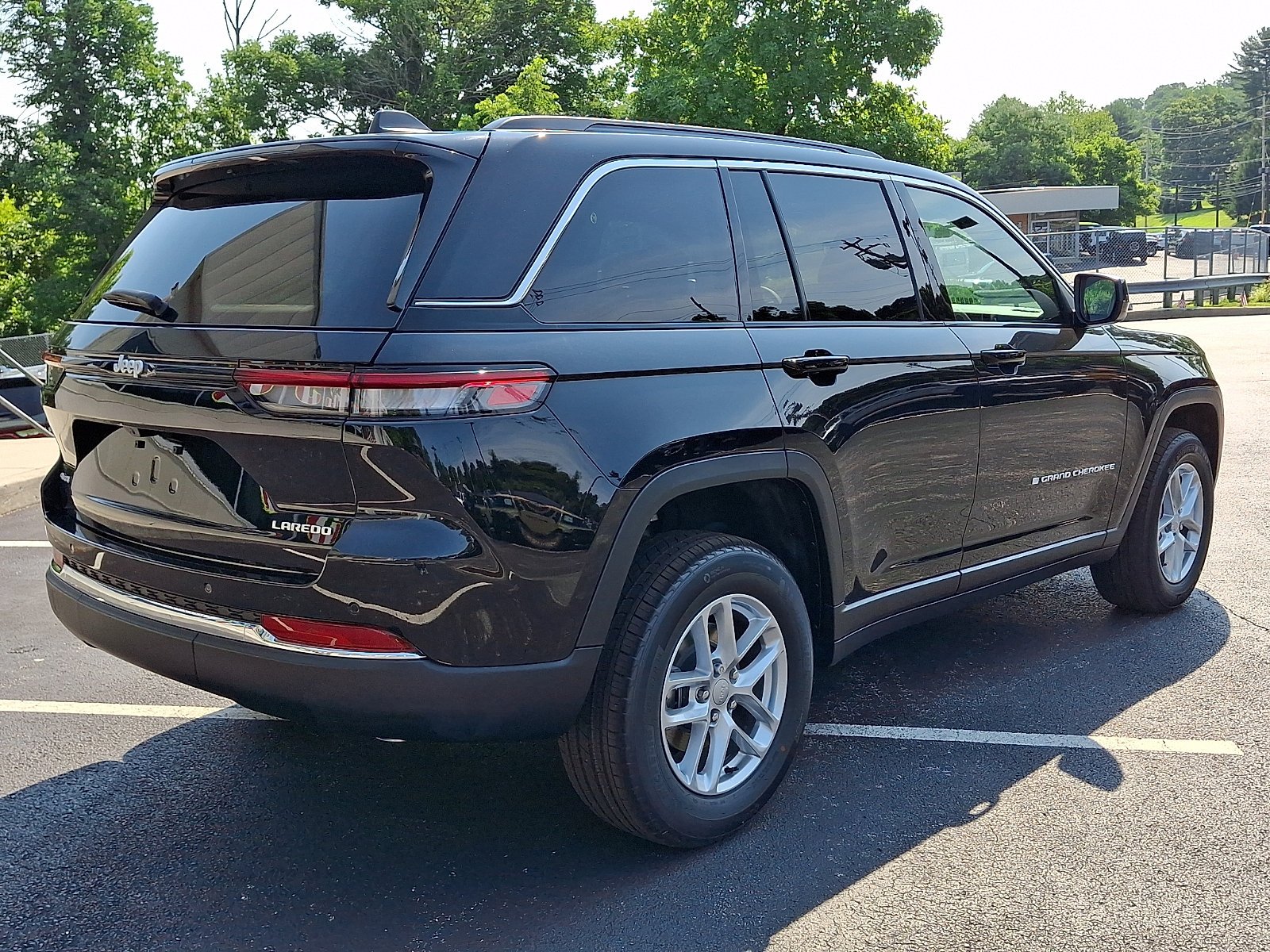 New 2026 Diamond Black Crystal Pearlcoat Jeep Laredo X image 3