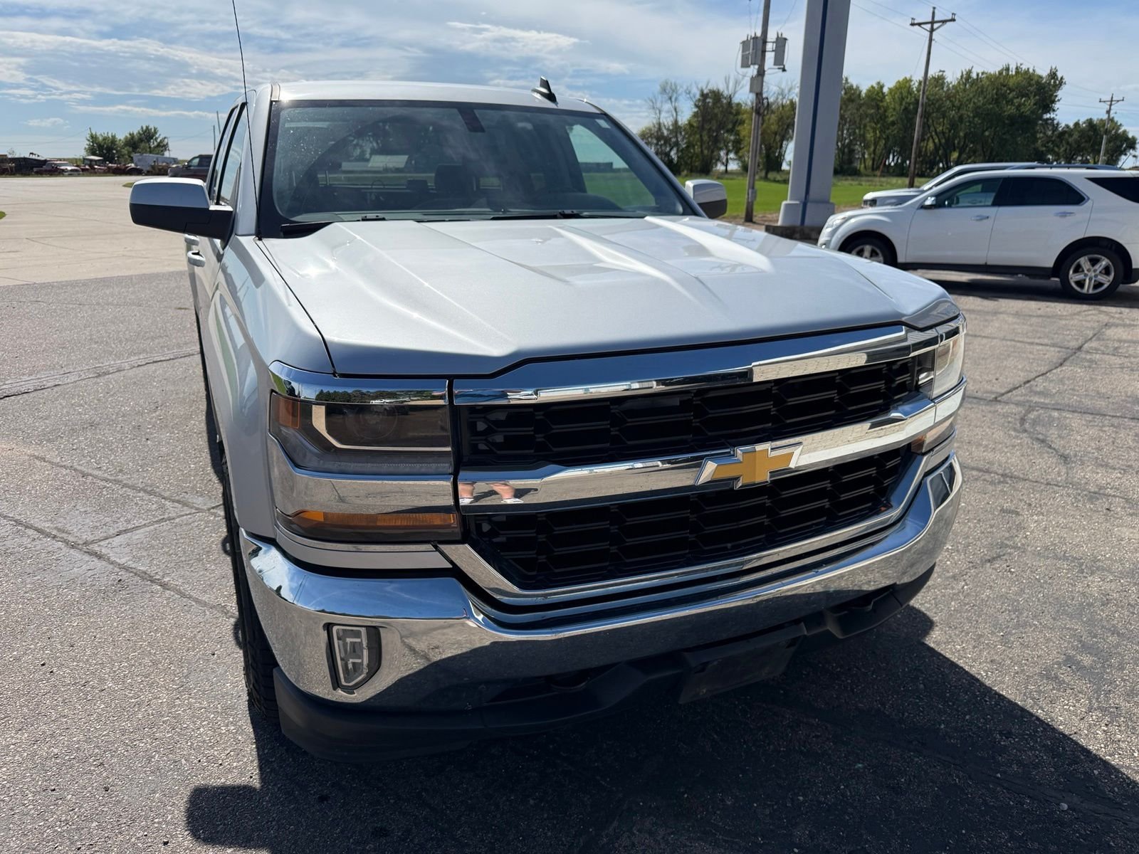 Used 2017 Silver Ice Metallic Chevrolet LT image 4