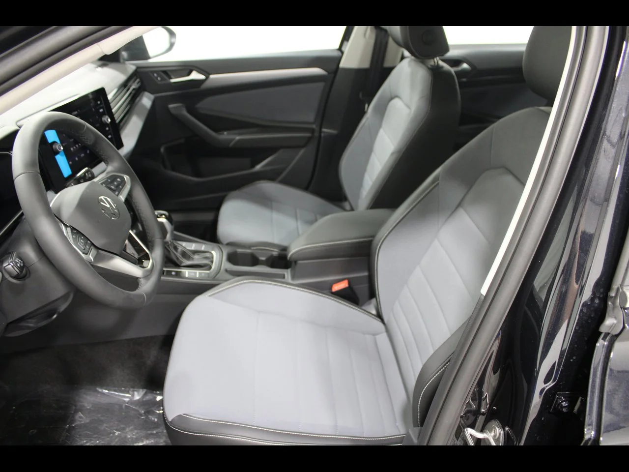 New 2026 Deep Black Pearl Volkswagen 1.5T SE image 3