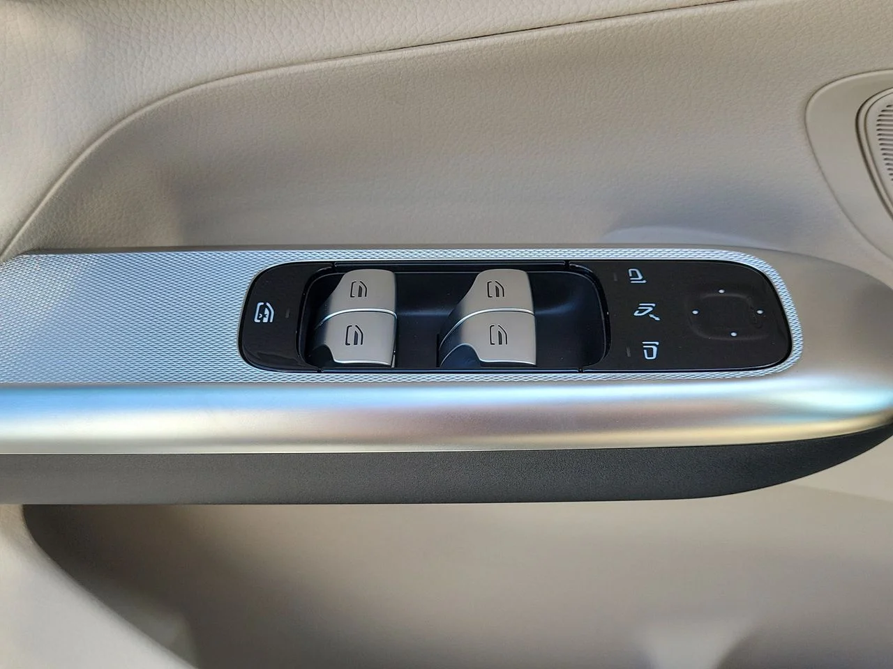 New 2026 Cirrus Silver Metallic Mercedes-Benz GLC 300 image 25