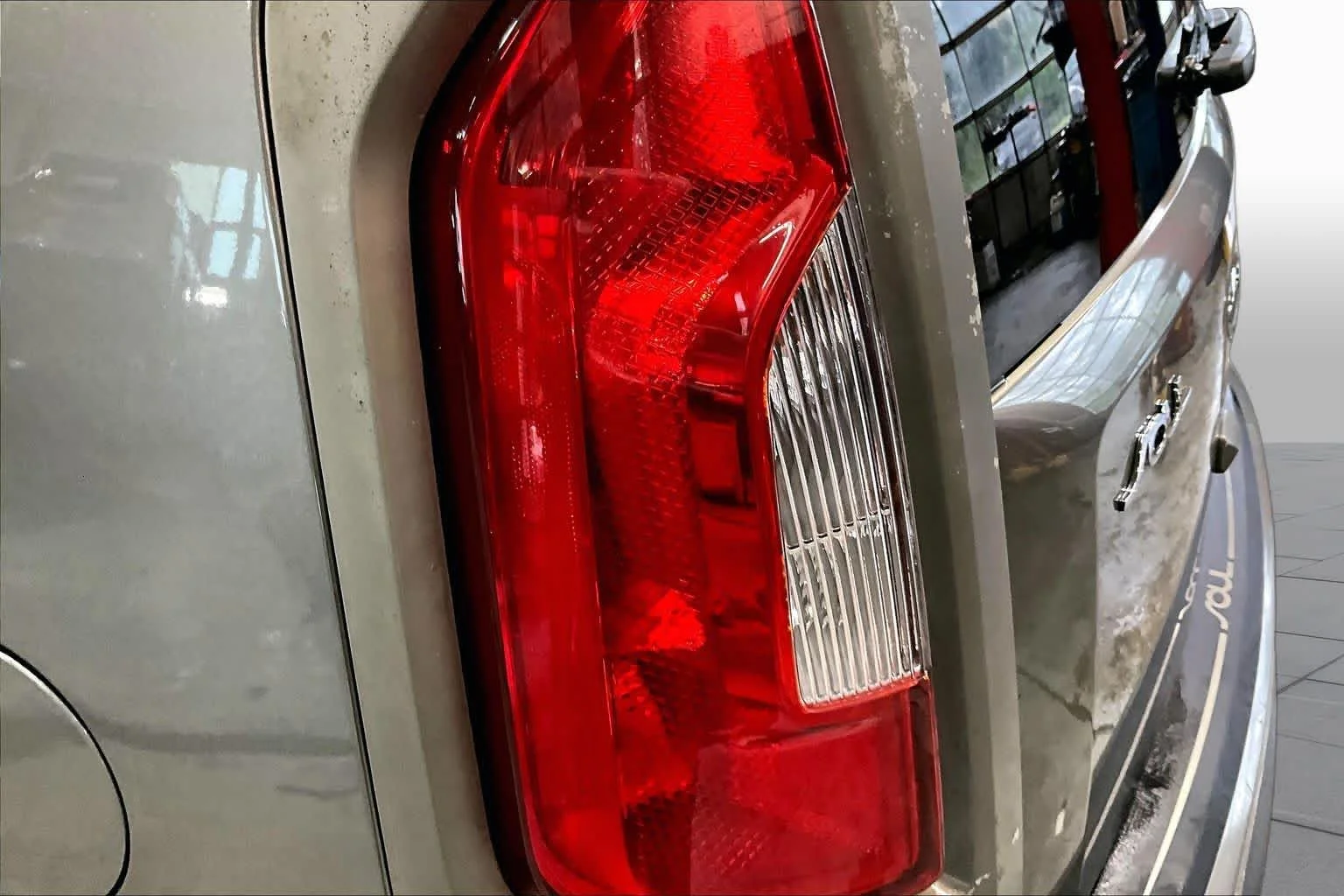 Used 2012 Titanium Pearl Metallic Kia + image 27