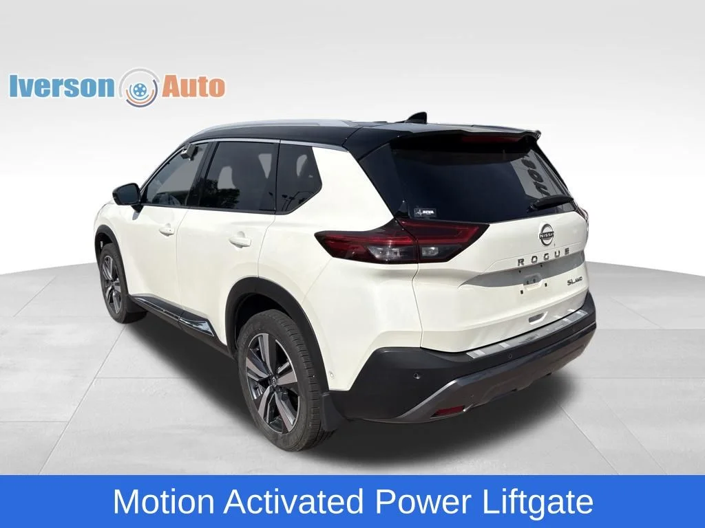 Used 2023 White Nissan SL image 9