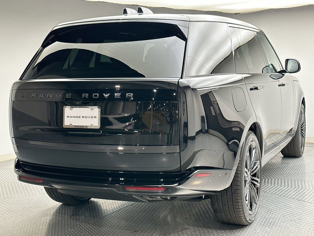 New 2027 Santorini Black Land Rover SE image 3