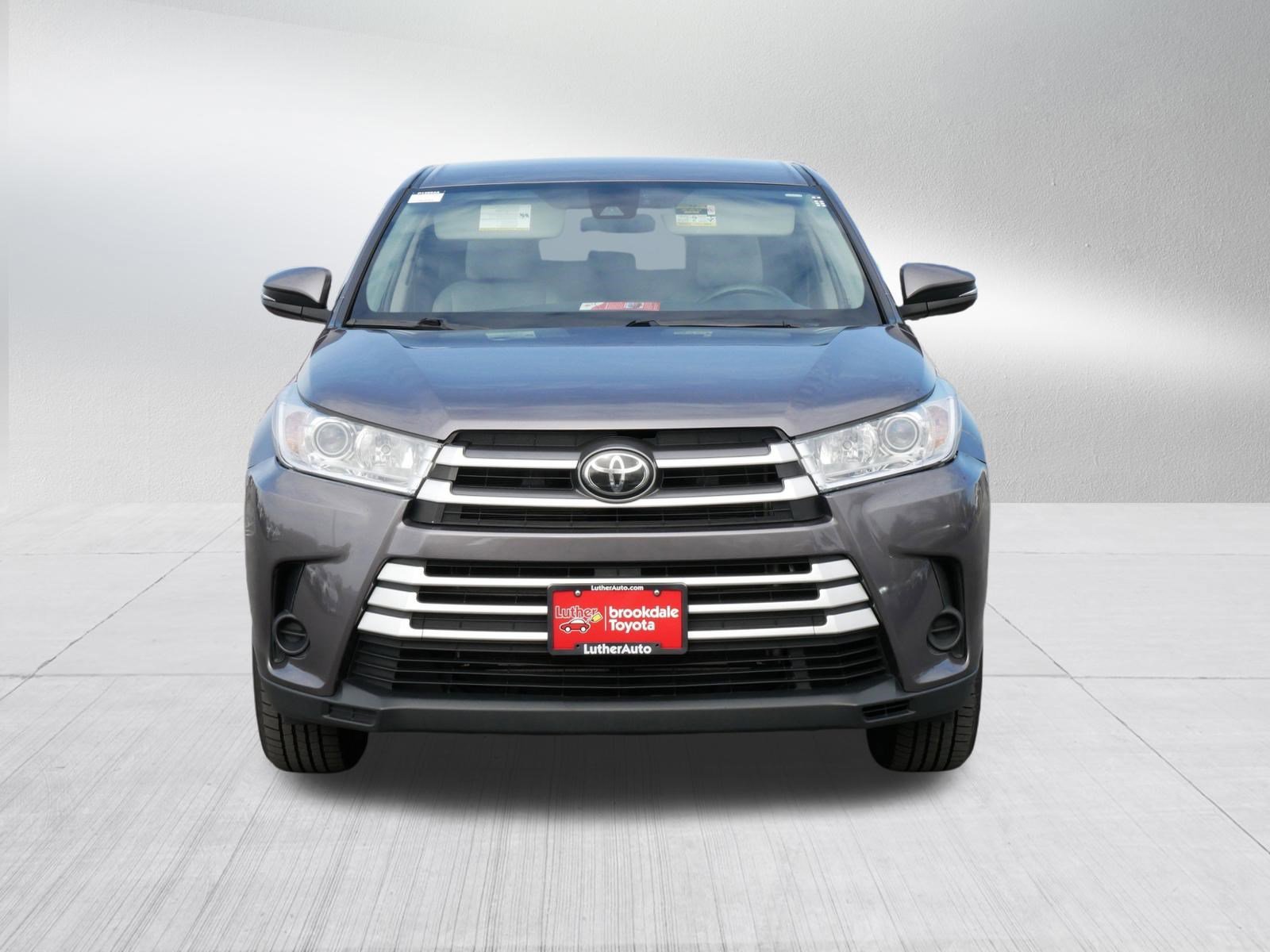 Used 2019 Toyota Highlander LE with VIN 5TDBZRFH3KS960395 for sale in Brooklyn Center, Minnesota