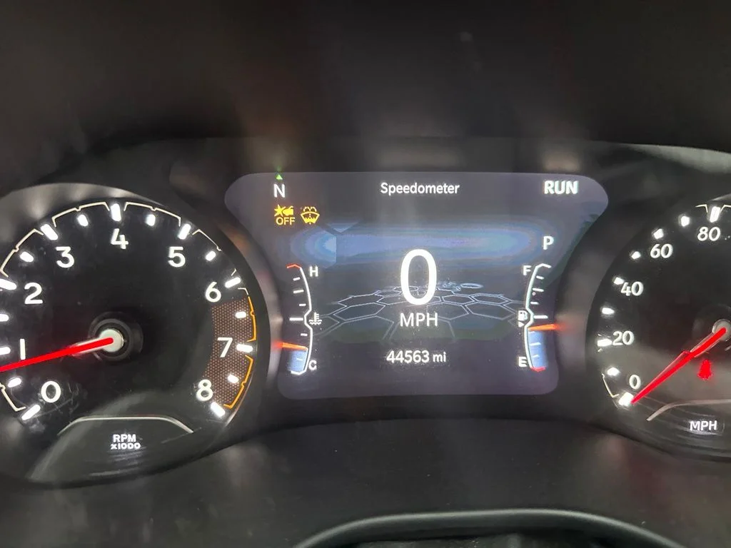Used 2023 White Jeep Latitude image 12