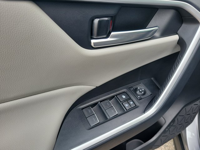 Used 2025 Silver Sky Metallic Toyota XLE image 21