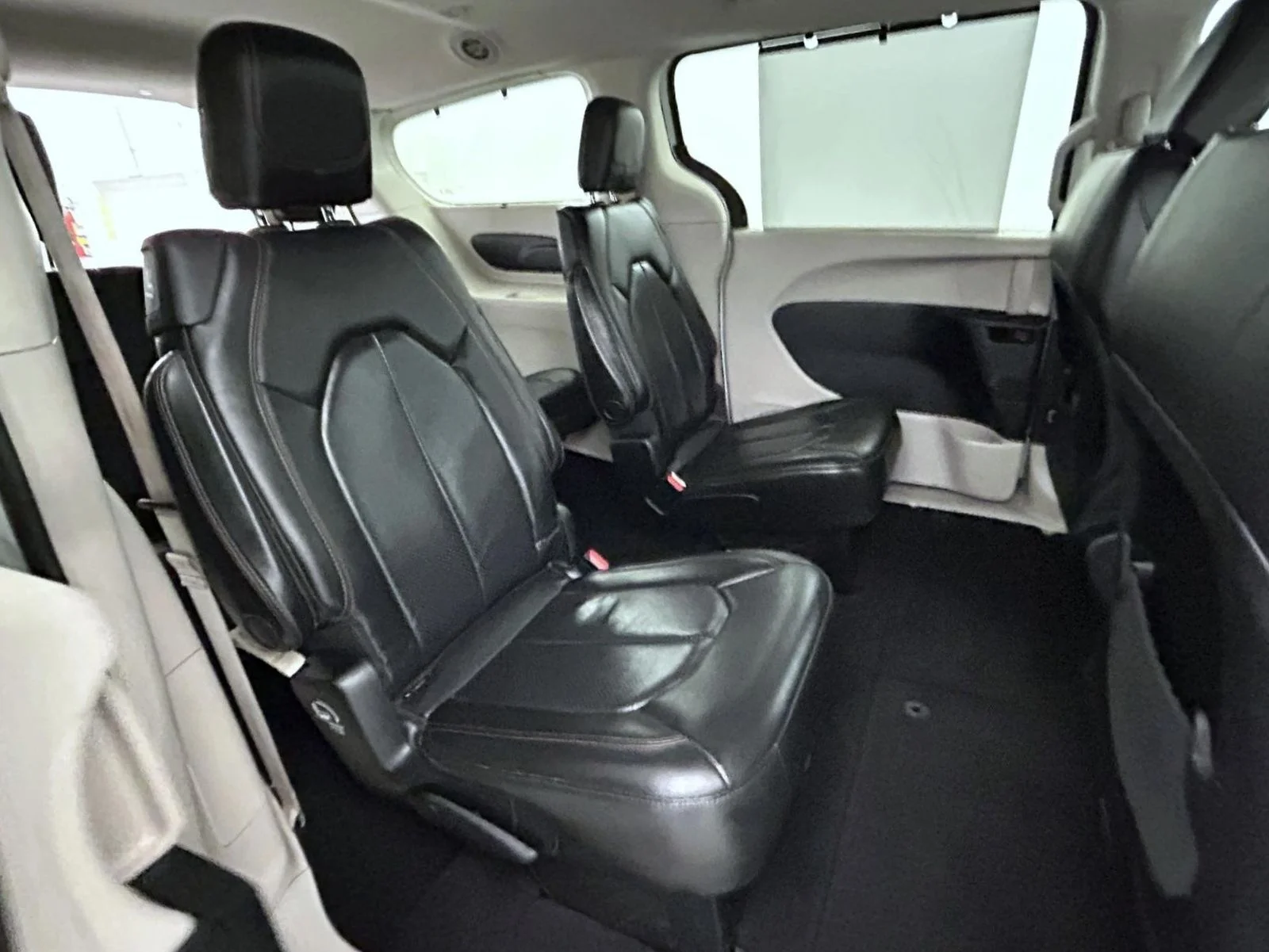 Used 2020 White Chrysler Touring L image 17