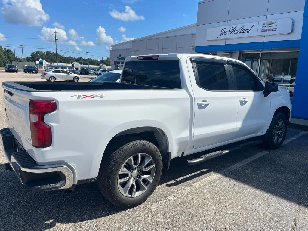 Used 2024 Summit White Chevrolet LT image 3