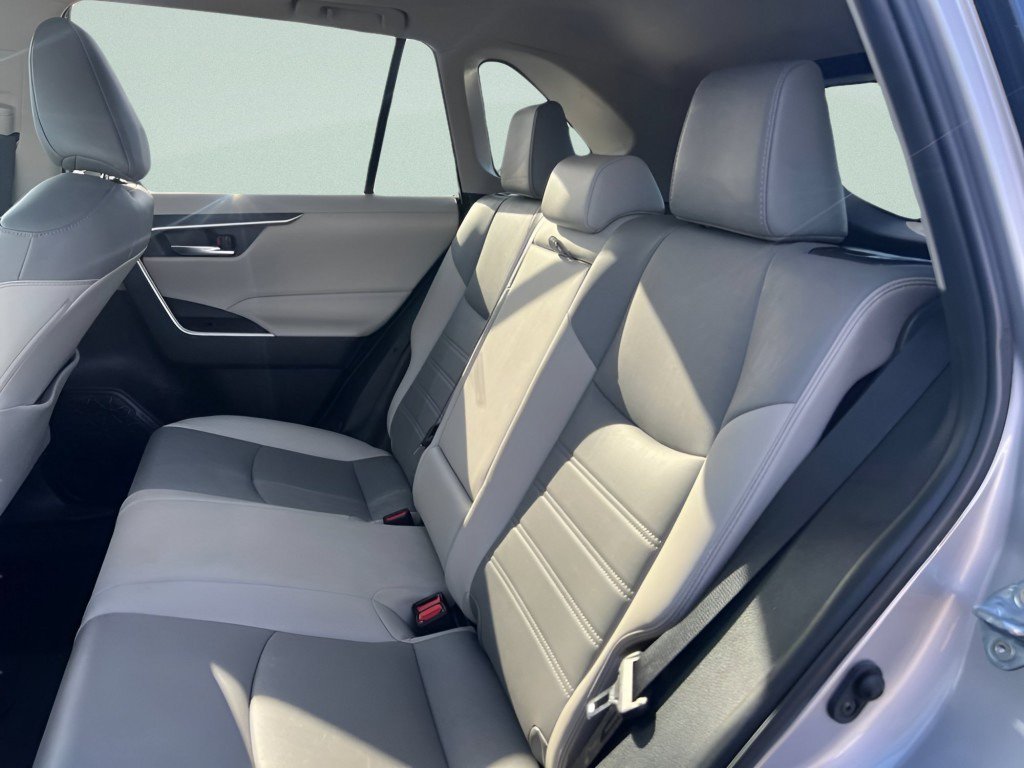 Used 2021 Silver Sky Metallic Toyota XLE Premium image 20