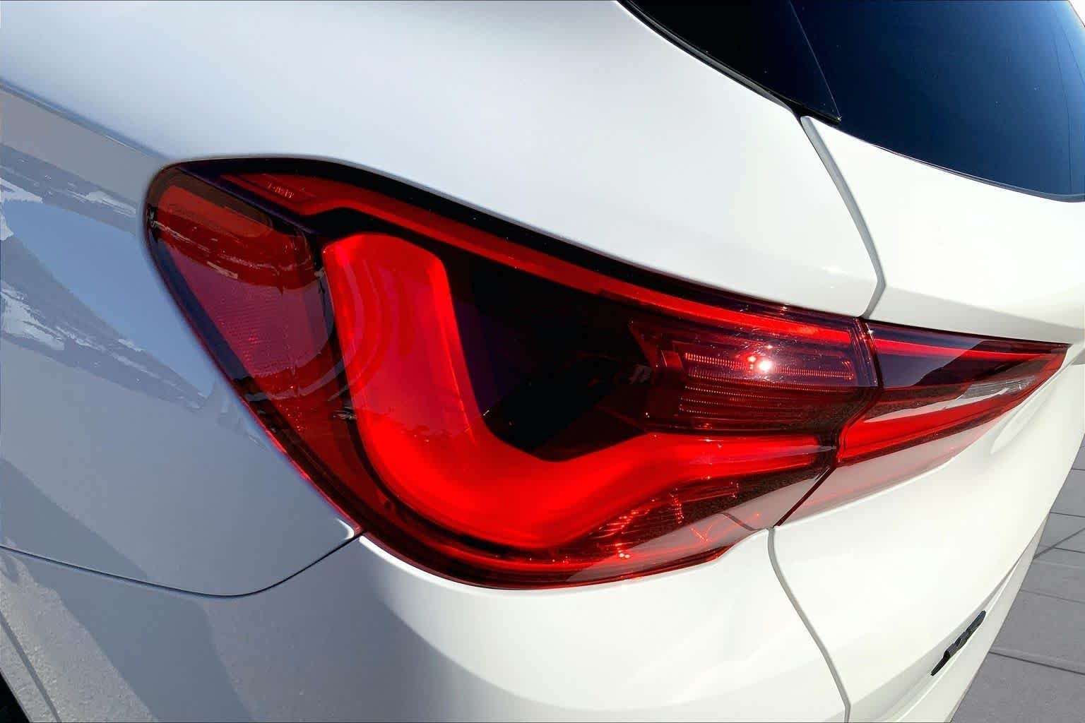 Used 2020 Alpine White BMW M35i image 28