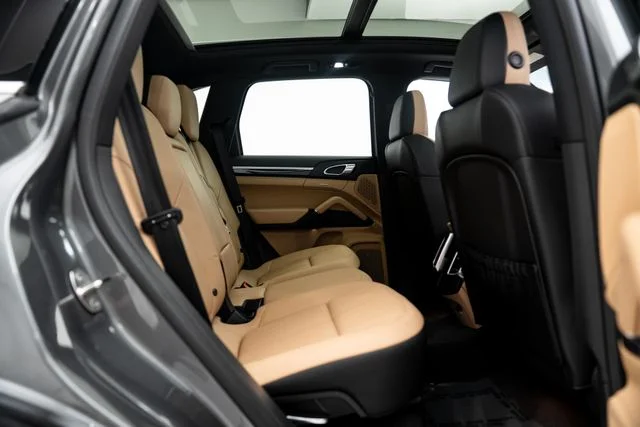Used 2014  Porsche Diesel Platinum Edition image 9