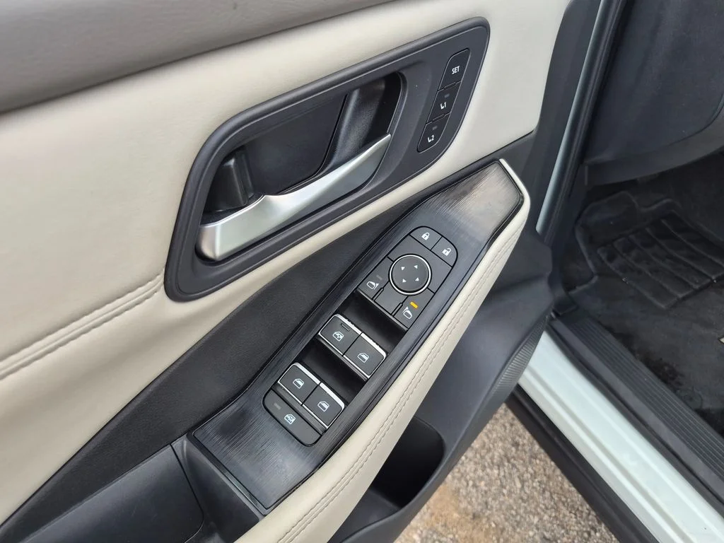 Used 2023 White Nissan SL image 11