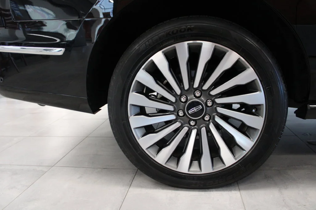 Used 2021 Black Lincoln Reserve image 12