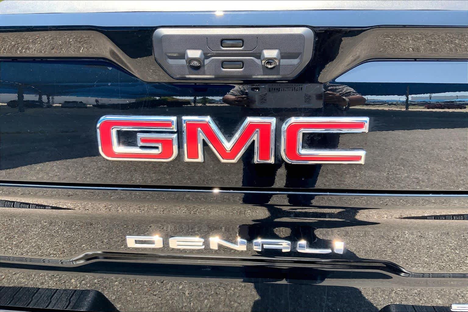 Used 2024 Onyx Black GMC Denali image 31