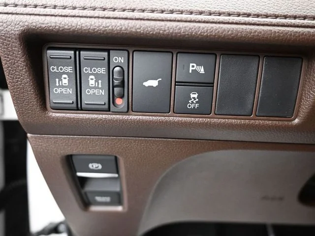Used 2025 Platinum White Pearl Honda Touring image 28