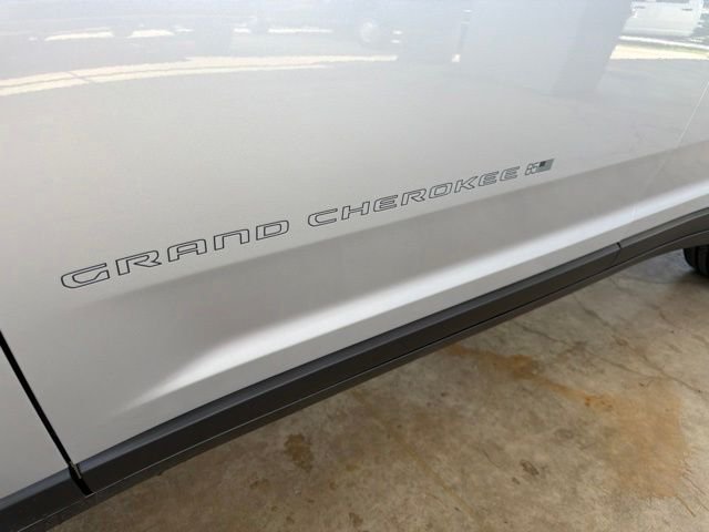 New 2026 Silver Zynith Exterior Paint Jeep 85th Anniversary Edition image 12