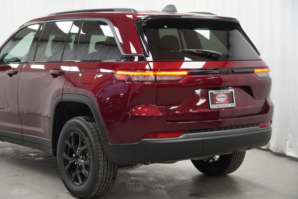 New 2026 Velvet Red Pearl-Coat Exterior Paint Jeep Laredo Altitude image 12
