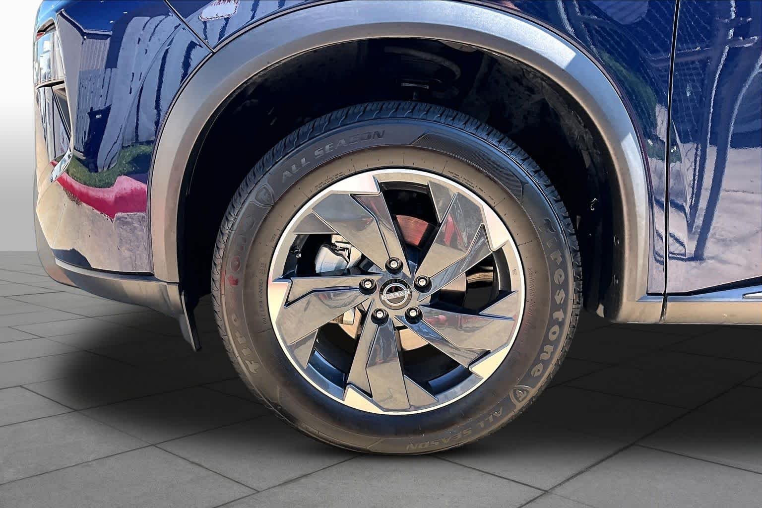 Used 2025 Deep Ocean Blue Pearl Nissan SV image 10