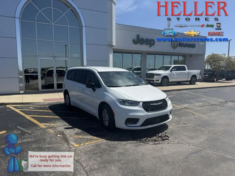 2026 Chrysler Pacifica Select's photo