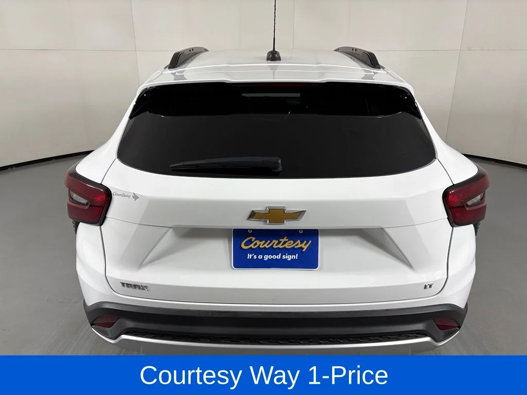Used 2025 White Chevrolet LT image 9