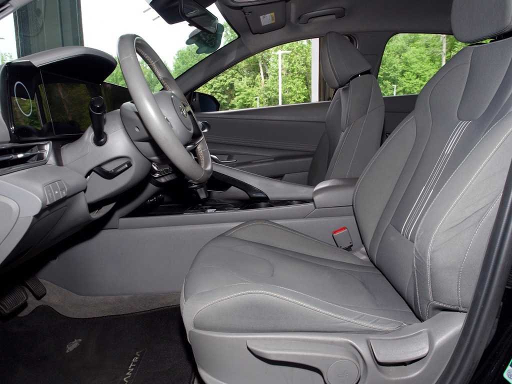 Used 2023 Black Hyundai SEL image 17