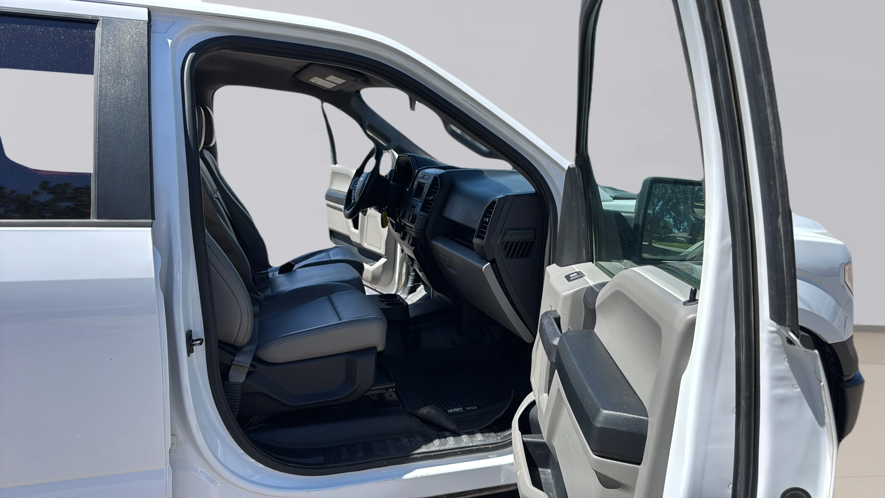 Used 2017 White Ford LARIAT SUPERCREW image 11