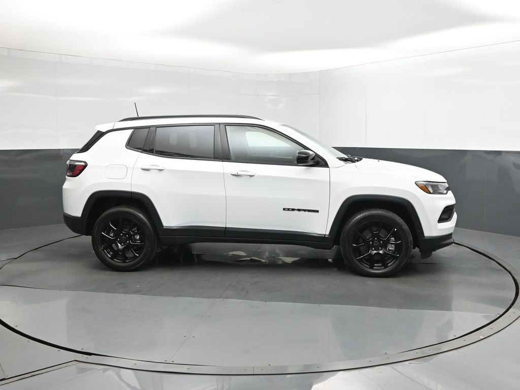 New 2026 Bright White Clearcoat Jeep Latitude image 26