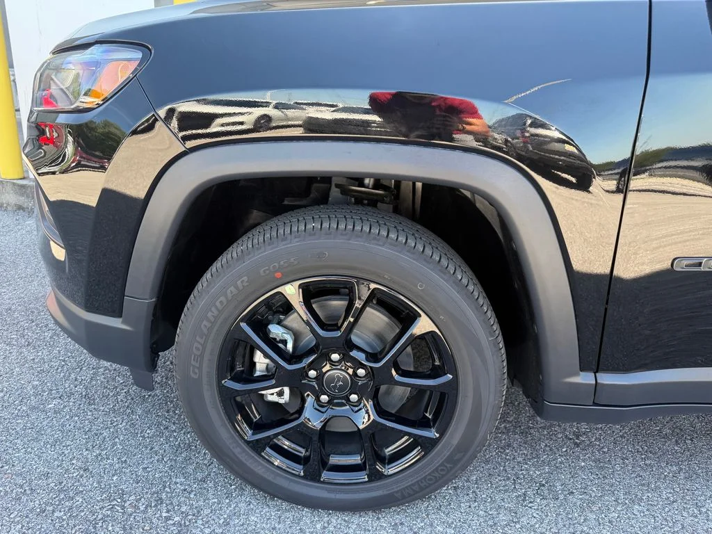 New 2026 Diamond Black Crystal Pearlcoat Jeep Latitude image 21