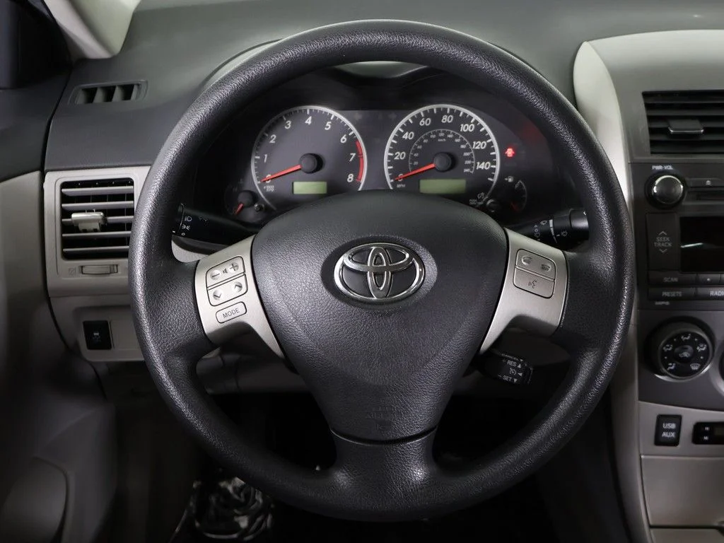 Used 2011 Silver Toyota LE image 31